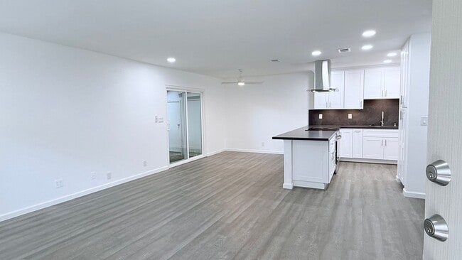Building Photo - NEWLY RENOVATED---- 2BD/1BA, End Unit TH in Twin Creeks Garden, San Ramon- Available Now!