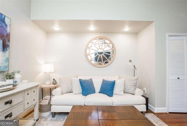 Building Photo - 952 Myrtle St NE