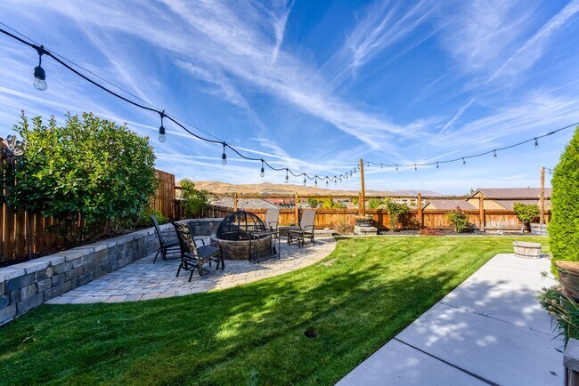 Building Photo - FULLY FURNISHED home available now.