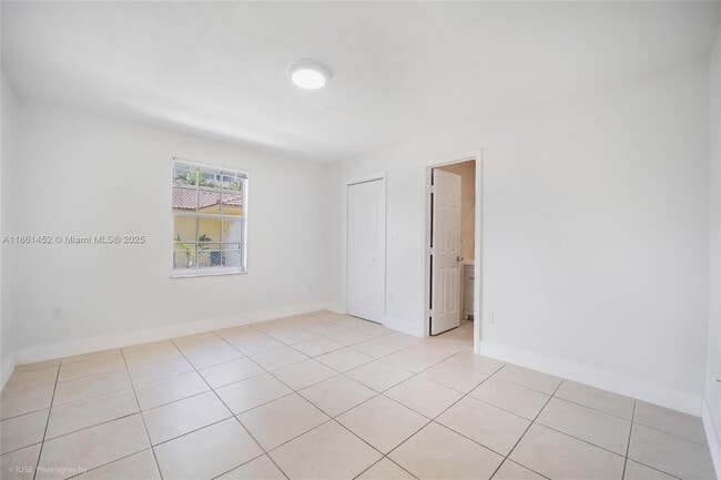 Building Photo - 3653 SW 27th St