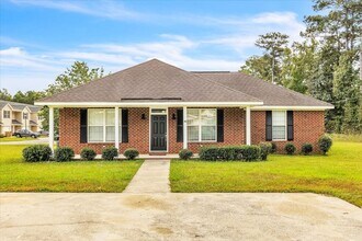 Building Photo - 3 Bed/2 Bath Home within Walking Distance ...