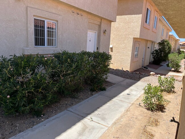 Building Photo - 2BR Townhome McCormick area Avail 4/1/25