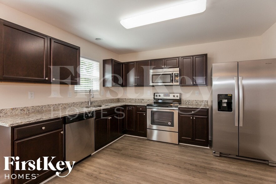 Building Photo - 4011 Maderia Dr NW