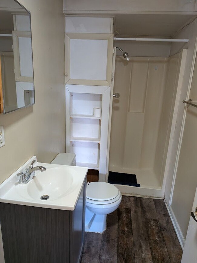 Building Photo - Front,E.324-326