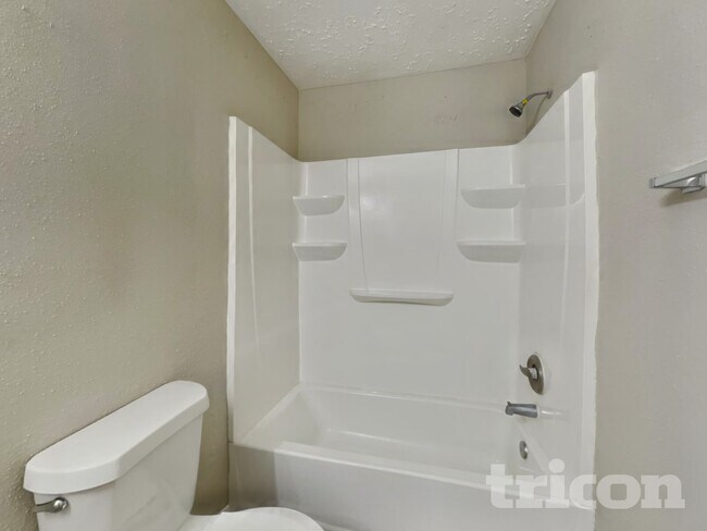 Building Photo - 2013 Greenwood Dr