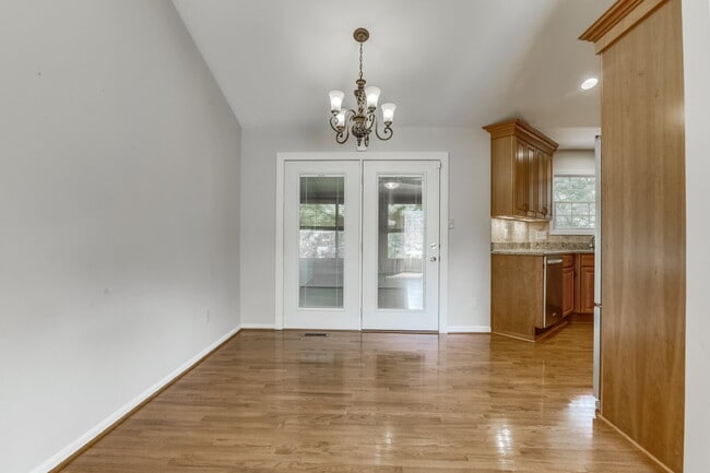 Building Photo - Modern Comfort and Convenience Await