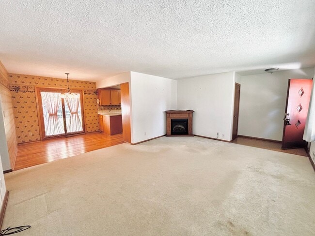 Building Photo - Sprawling 3bedroom 2bath Home in Roseville...