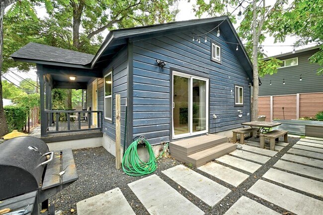 Building Photo - 53 Comal St