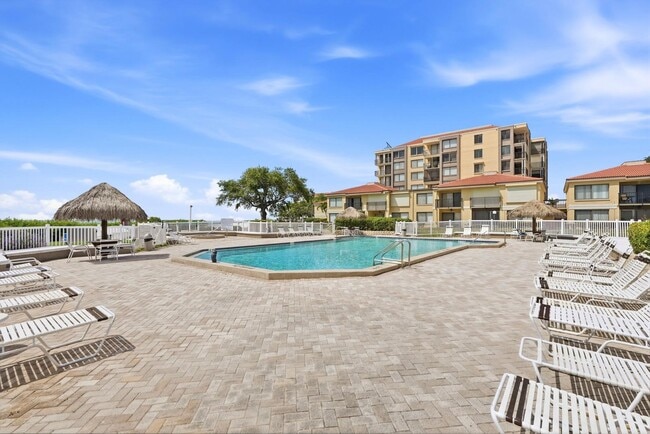 Building Photo - 6105 Palma Del Mar Blvd S