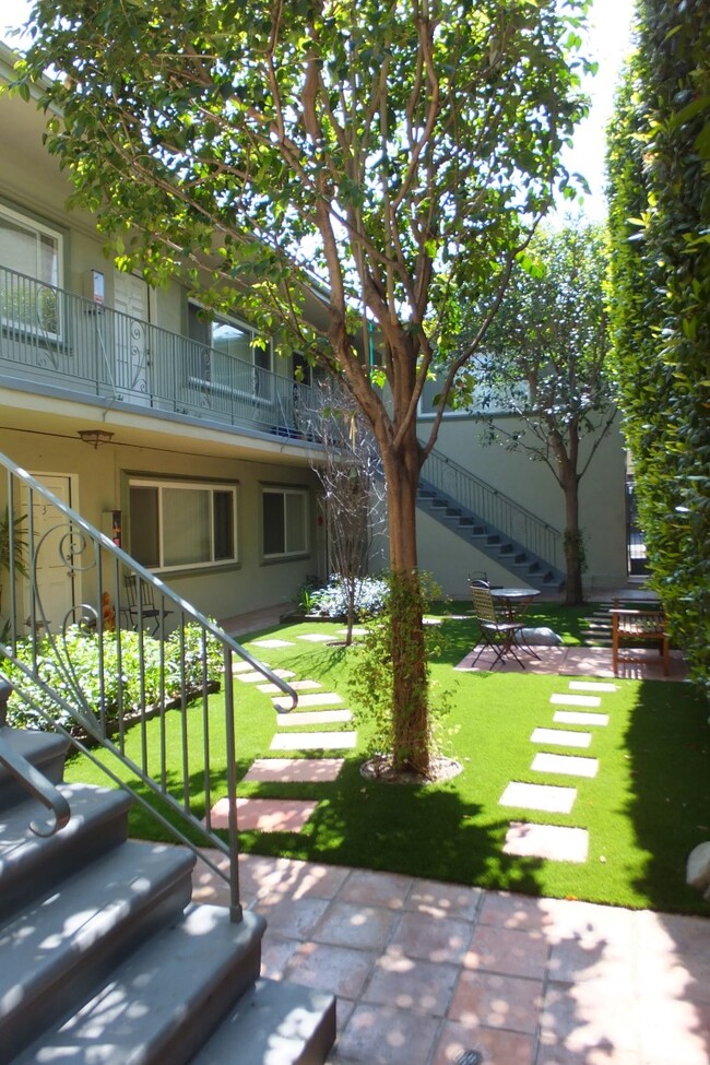 Landscaped Courtyard - 15032 Moorpark St