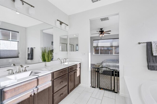 Building Photo - Rocklin 3 Bed 2.5 Bath Solar Gem