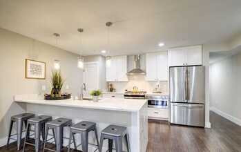 Building Photo - Large 3 Bed/ 2 Bath Condo in Petworth w/ S...