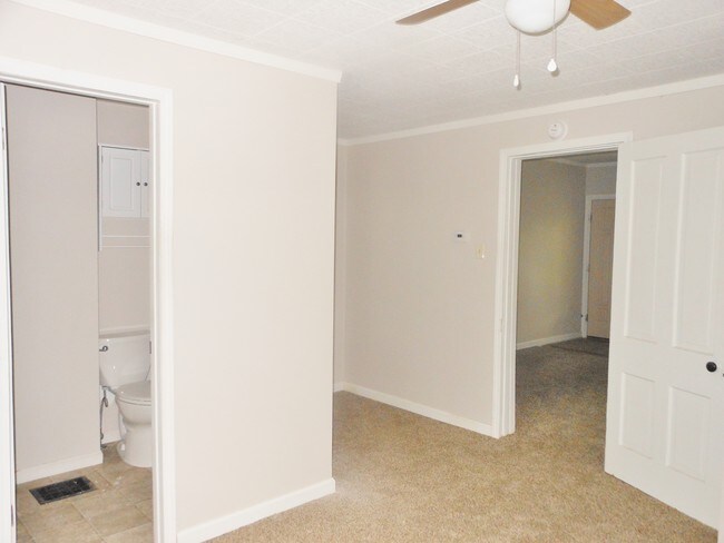 Building Photo - 130 School St