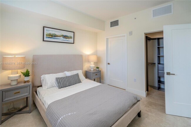 Building Photo - 1091 Galiano St