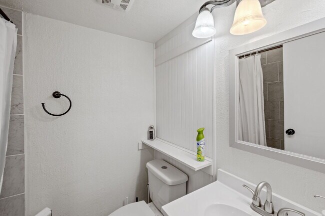 Building Photo - Live Above It All at the Satellite Condo 1 bed 1 bath!