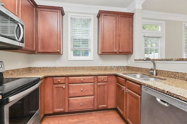 Building Photo - Beautiful End Unit 3BD/2.5BA Townhome in t...