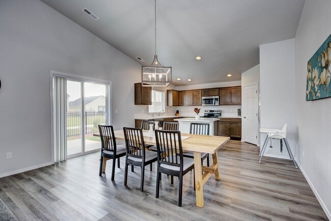 Building Photo - 4 bed 2 bath home for rent