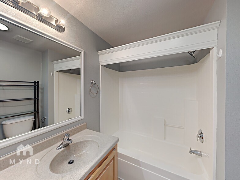 Building Photo - 425 Harriet Ln