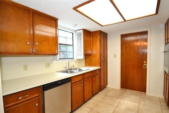 Building Photo - 8833 Tallwood Dr
