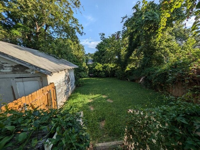 Building Photo - 2235 E 10th St