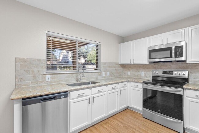 Building Photo - 905 Lodosa Dr
