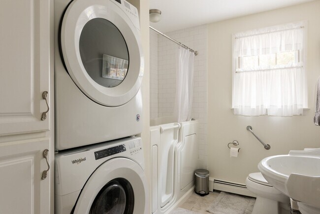 Building Photo - 15 Parlowtown Rd