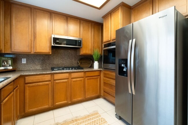 Building Photo - BEAUTIFUL 4 BED 3 BATH UNIT!!!!!