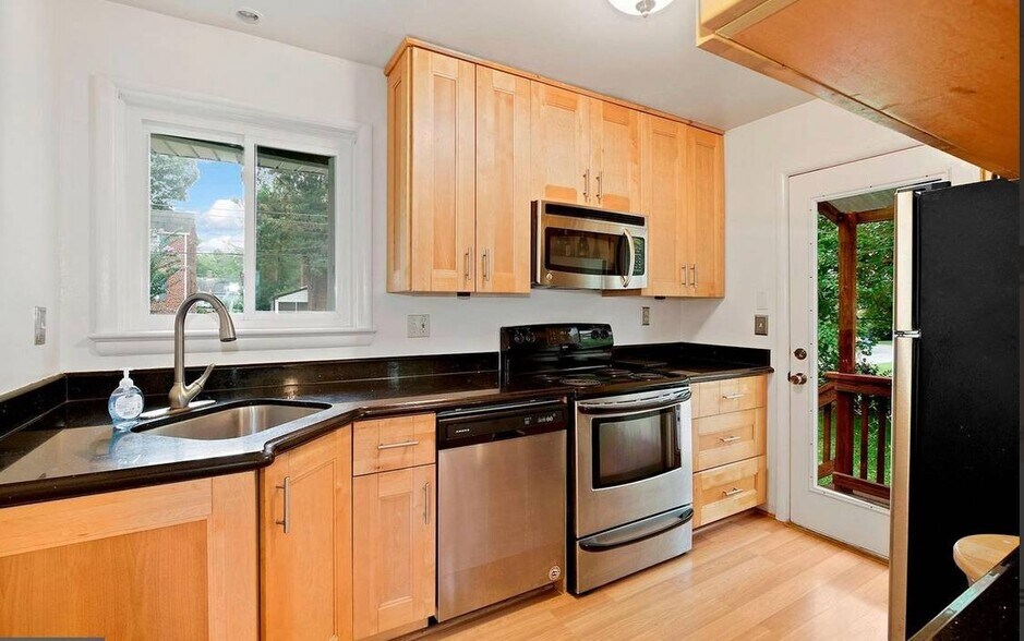 Building Photo - 10000 Kinross Ave