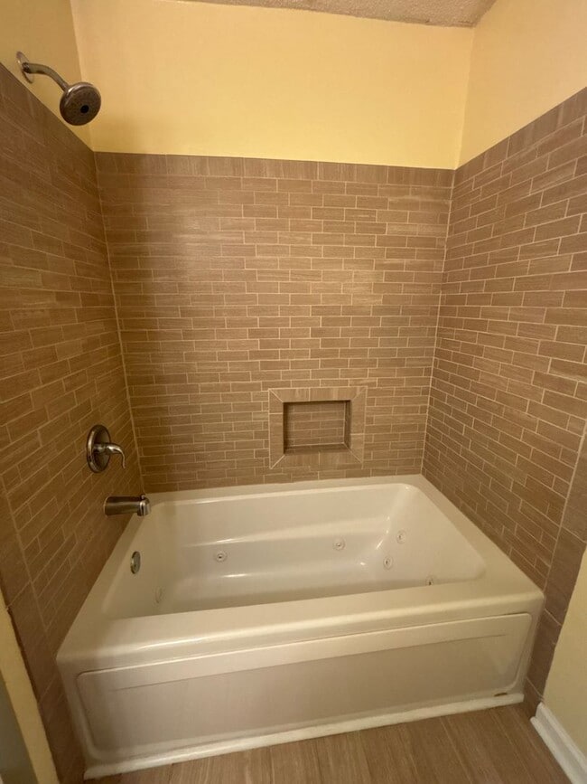 Building Photo - FOR RENT