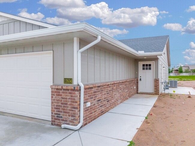 Building Photo - 2432 S Wheatland St