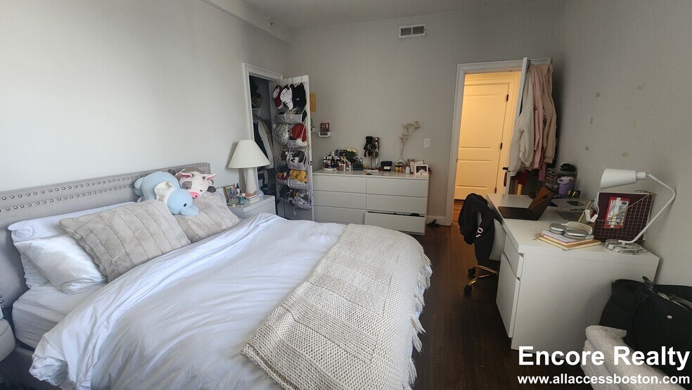 Building Photo - 2017 Commonwealth Ave