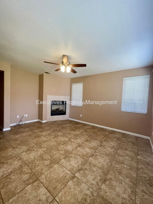 Building Photo - Available Now || 565 Peach Dr Chowchilla