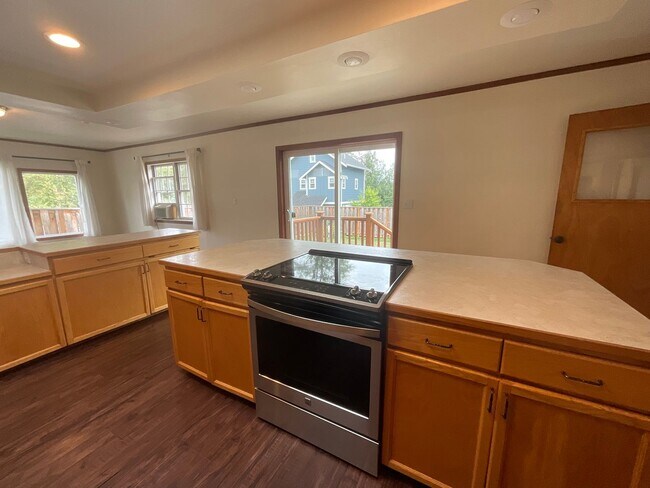 Building Photo - 3 Bed, 2 Bath Home with 2- Car Garage/Shop...