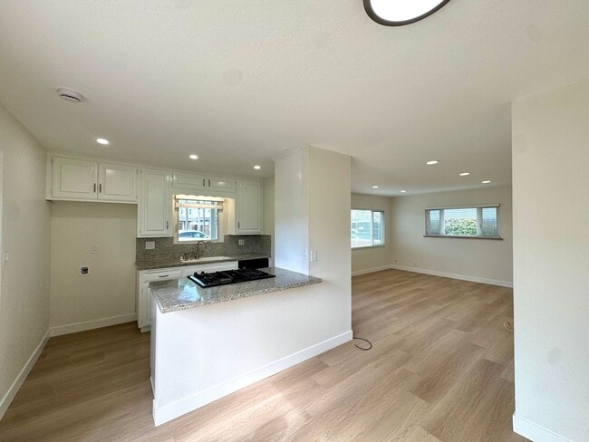 Building Photo - Updated 2 Bed, 1 Bath Home with Detached Office Space