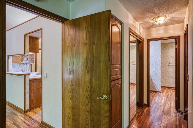 Building Photo - East Gate Area | Home | Unfurnished