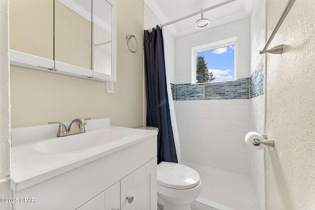 Building Photo - 1020 E 14th Ct