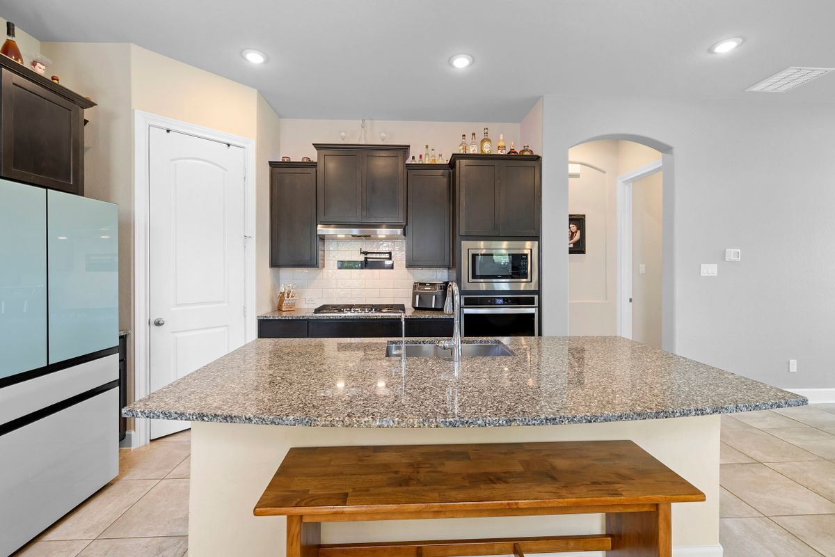 Building Photo - 1747 Dunvegan Pk