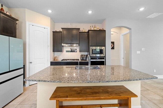 Building Photo - 1747 Dunvegan Pk
