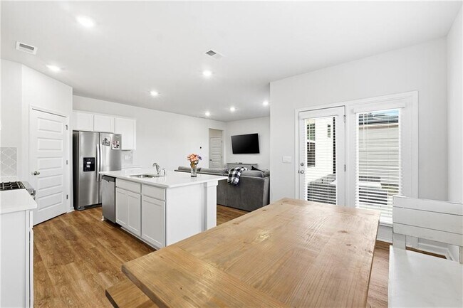 Building Photo - 265 Lauritsen Way