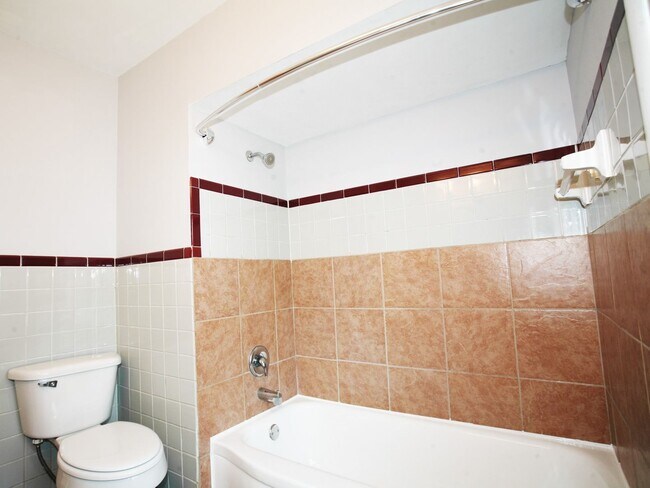 Building Photo - 4 Bedroom - 1.5 Bath Colonial available fo...