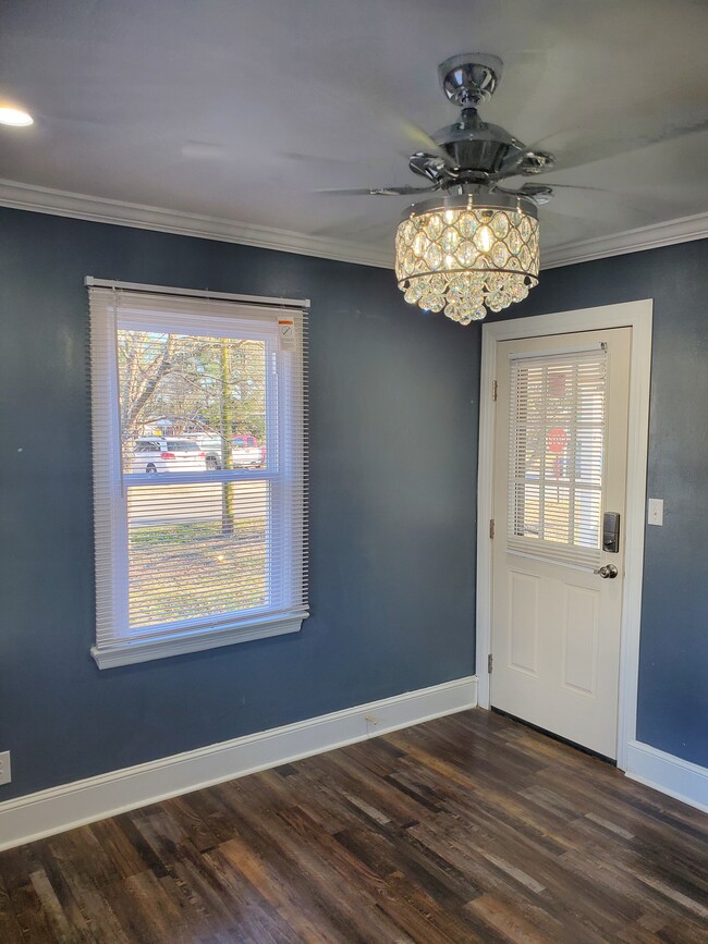 dining room - 1100 W Harnett St