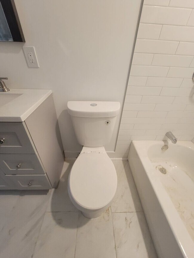Building Photo - Fully beautiful rehab 4 bed 2.5 bath secti...