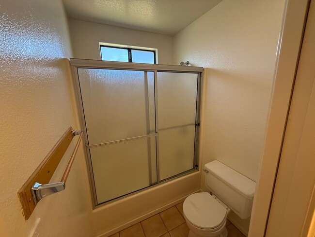 Building Photo - Victorville- Beautiful 3 Bedroom Home in G...
