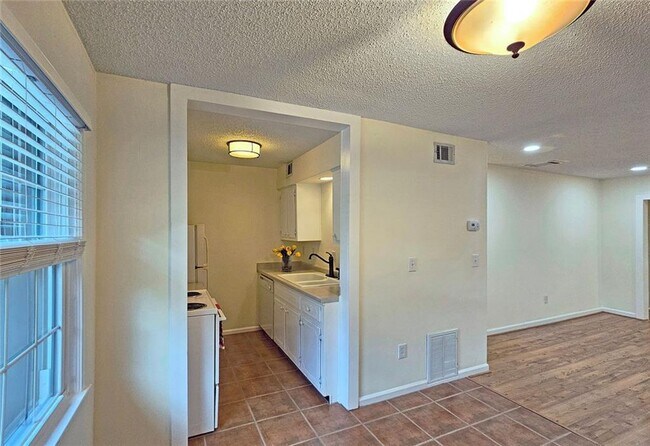 Building Photo - 47 Monet Ct NW