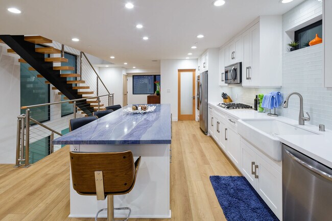 Building Photo - 3920 O-Fully Furnished | Hollywood Beach |...