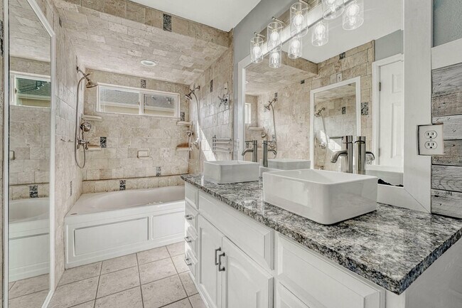 Building Photo - 12724 Henson Creek St