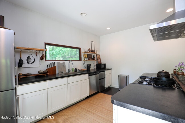 Building Photo - 10 Fitzsimmons Ln