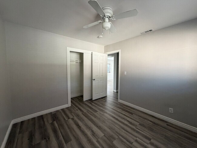 Building Photo - 5034 N Acacia Ave