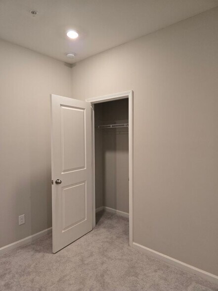 Building Photo - 256 Commons Ave