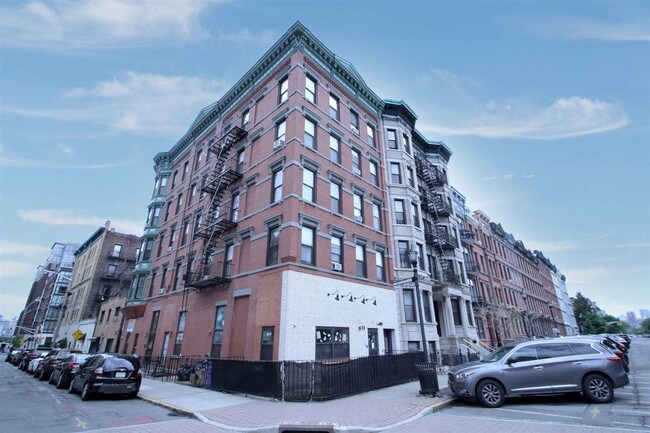Building Photo - 1131 Washington St